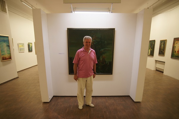Евгений Окиншевич  на фоне своей работы  в Российской Академии художеств 19 июля 2016 г. 
