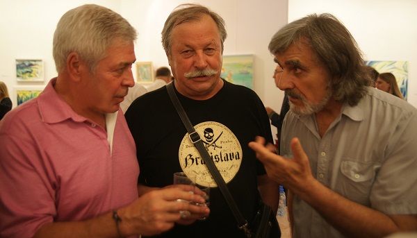 Евгений Окиншевич с коллегами  на открытии своей персональной выставки  в Российской Академии художеств 19 июля 2016 года