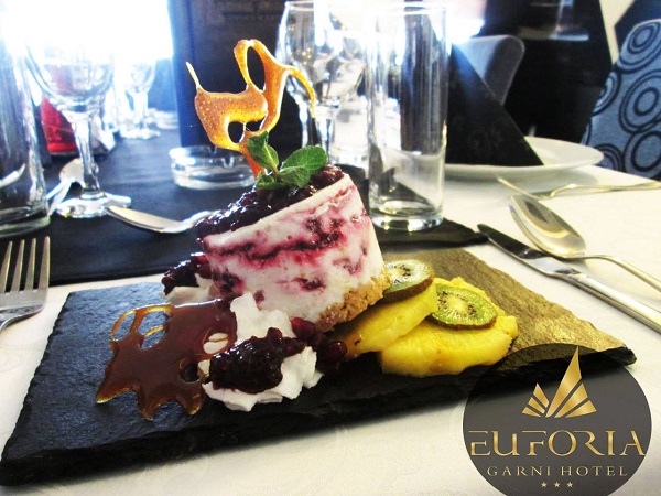 Hotel EUFORIA LONGE  Обед и ужин здесь заканчиваются десертом.  Свежие фрукты и мороженое в прекрасном оформлении.  