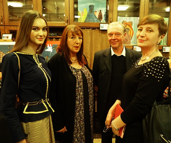 Искусствоведы Ольга Петрова (справа) и София Загряжская (слева)  с художником Алексом Дено и его супругой Линдой 