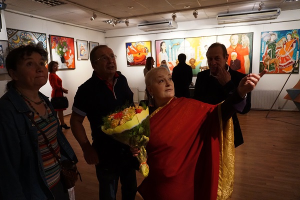 Первые гости.  Маргарита Юркова  автор выставки  рассказывает о своих новых работах в экспозиции "Индия, любовь моя!"