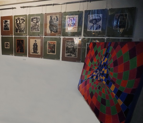 Картина Мухадина Кишева в Творческой Мастерской Рябичевых на фоне графики латиноамериканских художников из фондов  Академии Народного искусства 