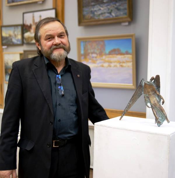Записки о художниках Скульптор Степан Сагайко со свой работой, выставка в МОСХ, 2014 г.