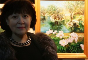 Художник  Лидия Тихонравова на фоне своей работы