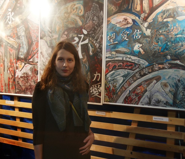Художник  Мария Сивкова  на фоне своих работ