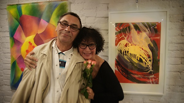 Участник выставки  Марина Лейзгольд с супругом на фоне своей работы (справа)