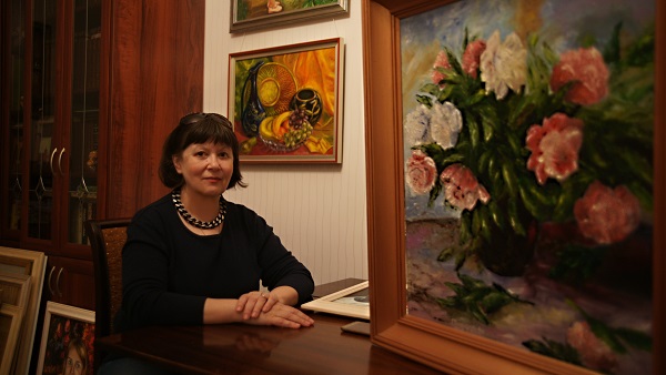 Лидия Тихонравова со своими живописными работами 