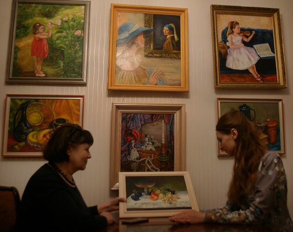 Лидия Тихонравова  показывает копию натюрморта Эмили Прейер 