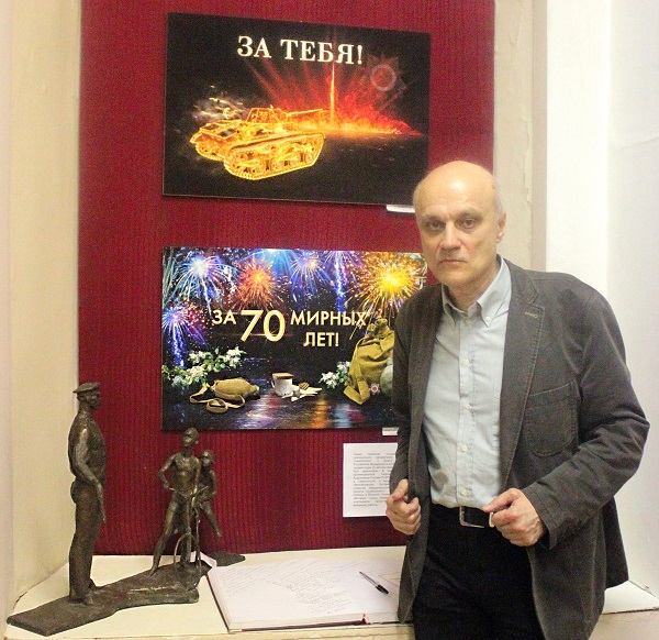 Сергей Погорелый на выставке,  посвященной Дню Победы в Студии В.В.Верещагина на фоне своих работ