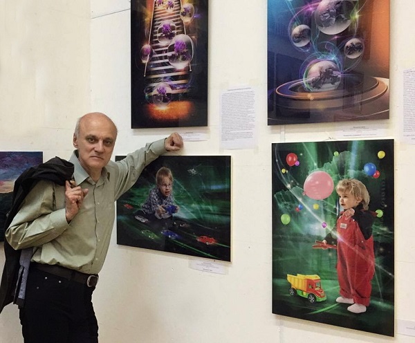 Сергей Погорелый на фоне своих работ  Выставка "Искусство, объединяющее поколения" МАРХИ