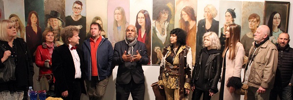 Омар Годинес (в центре) на открытии выставки