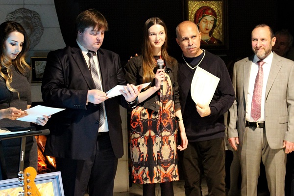 Награждение дипломом-благодарностью от организаторов  Йослена Арриохоса Орсини