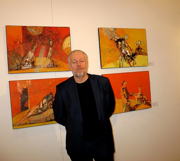 Художник  Василий Власов на фоне своих работ  Выставка "3.0" Aster Art Gallery в галерее "На Каширке" 