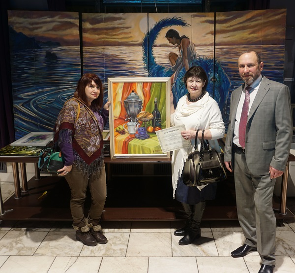 В центре кадра  участник выставки Лидия Тихонравова  с подругой (слева)  и руководитель Творческой Мастерской  скульптор Александр Рябичев 