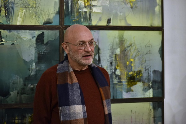 Художник Даниил Меньшиков  на фоне своих работ  Выставка "3.0" Aster Art Gallery в галерее "На Каширке" 