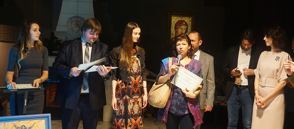 Натали Рахлина получает сертификат-благодарность от организаторов за участие в экспозиции