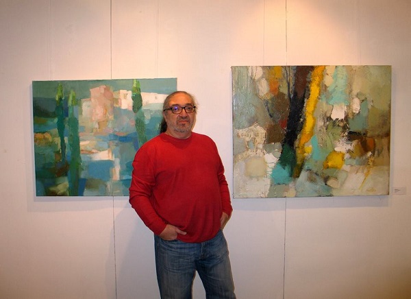 Художник  Карлен Мурадов на фоне своих работ  Выставка "3.0" Aster Art Gallery в галерее "На Каширке" 