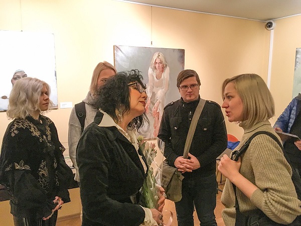 Татьяна Кузьмина-Чугунова  с гостями выставки 