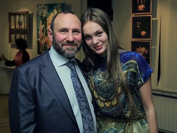 Александр Рябичев с дочерью Даниэлой на выставке работ династии Рябичевых 