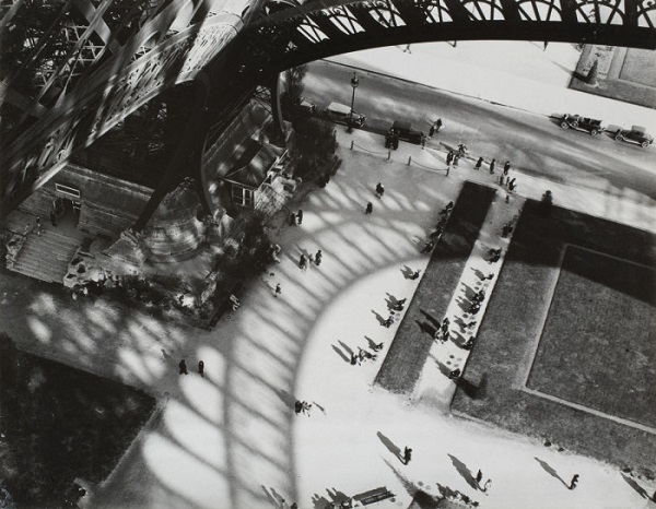 Андре Кертес "Тень от Эйфелевой башни"  Франция, Париж  1929 г.