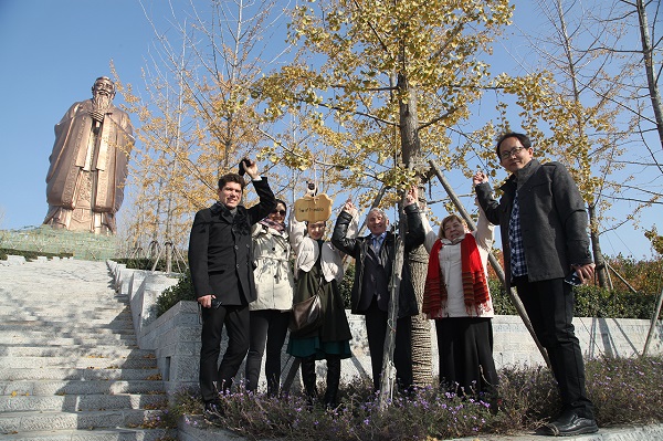  Российские и китайские участники экспедиции возле «Дерева Дружбы» на горе «НИШАНЬ» вблизи с памятником Конфуцию