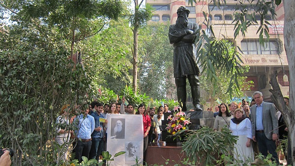 Члены экспедиции и индийские студенты возле памятника Л. Толстому в Нью-Дели
