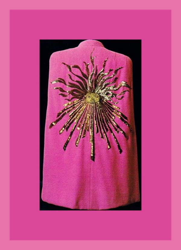 Шокирующий розовый в свое время в моду ввела именно Эльза Скиапарелли. В этой модели также использован символ Солнце, оммаж Сальвадору Дали 