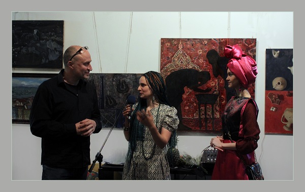 Открытие выставки  автор Мария Комыса, музыкант Борис Штейнберг, справа искусствовед София Загряжская 