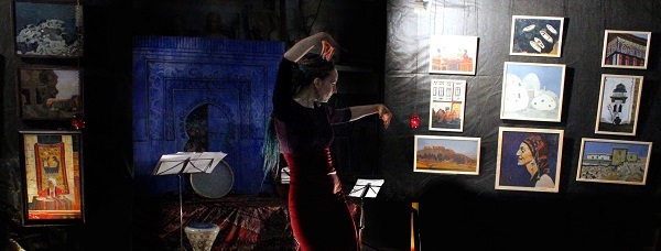 Мария Комыса исполняет фламенко  на фоне своих работ в Творческой Мастерской Рябичевых