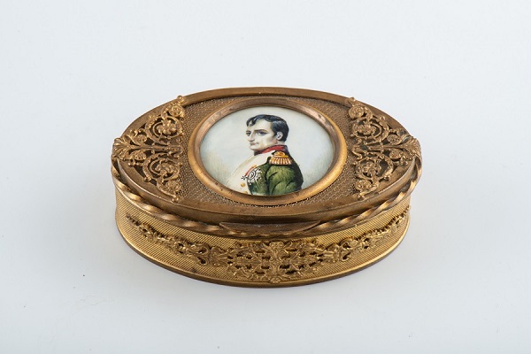 Бонбоньерка с портретом Наполеона I металл, миниатюра на кости, гуашь. Франция. Нач. XIX  