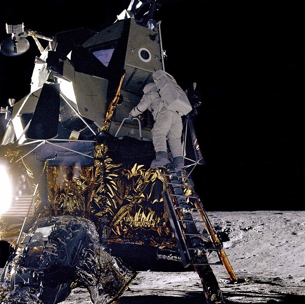 Лунный посадочный модуль  "Аполлон - 12"  фото: NASA 1969 г.