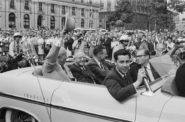 Александр Устинов Визит Никиты Хрущева в США. Первый секретарь ЦК КПСС Никита Хрущев приветствует американцев 19–20 сентября 1959 г.