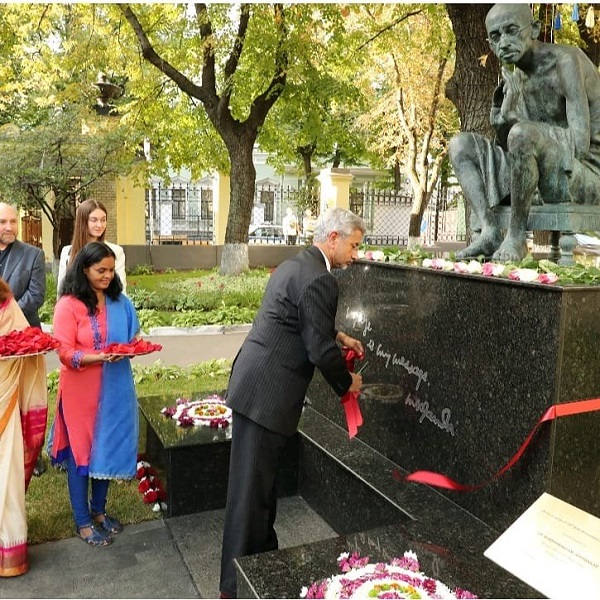 Министр иностранных дел Республики Индии Субраманьям Джайшанкар, посетивший Москву с официальным визитом в августе 2019 года, побывал на торжественном открытии обновленного памятника Махатме Ганди у посольства Республики Индия в России.  