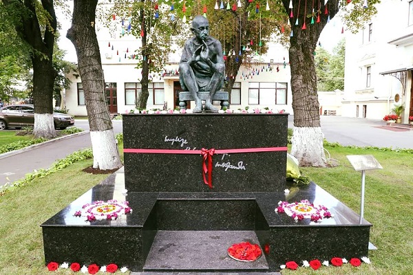 Памятник Махатме Ганди скульптор Александр Рябичев Арт-Релиз.РФ