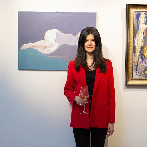 Автор выставки София Акимова на фоне своих работ