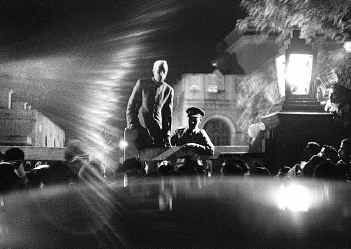 Джавахарлал Неру объявляет о смерти Махатмы Ганди Фотограф: Анри Картье-Брессон  Одна из самых знаменитых фотографий сороковых годов 1948 г. 
