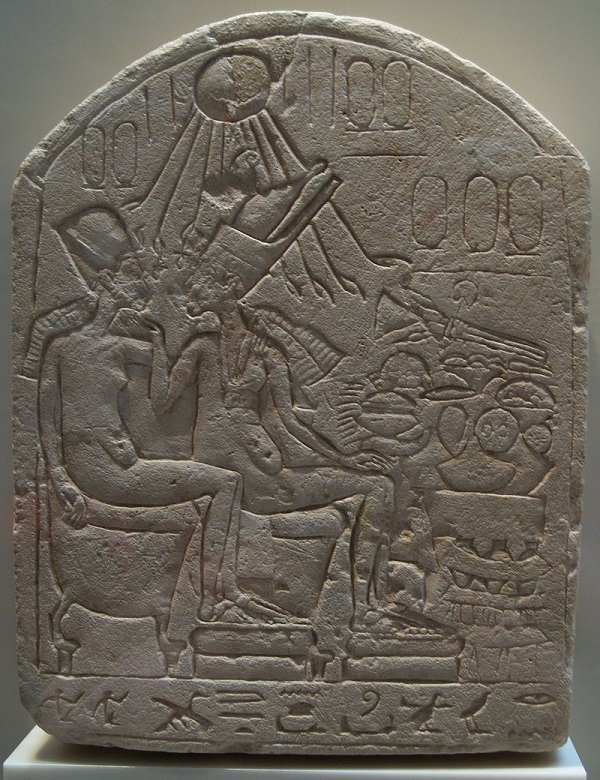 Стела  с изображением Эхнатона и Нефертити Новый музей  Берлин