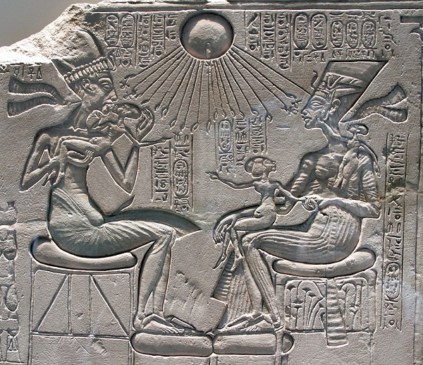 Семейная сцена царственной четы: Эхнатон целует дочь Макетатон, на коленях Нефертити сидит дочь Меритатон, Анхесенамон на плече играет с серьгами матери.