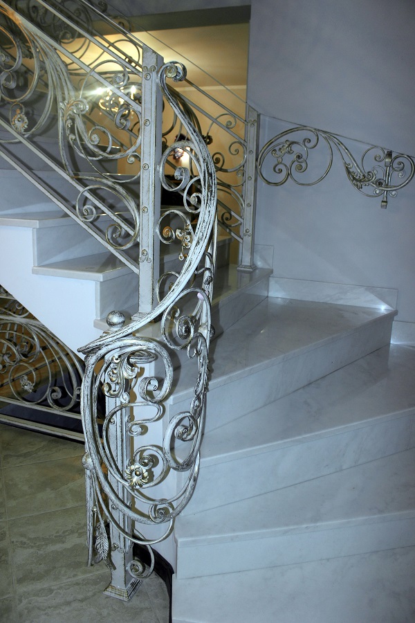 Витая мраморная лестница --  украшение каминного зала и просторного холла в доме "Yamontovo Villa"