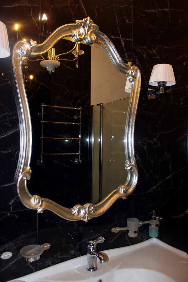 Венецианское зеркало  в одной из ванной второго этажа Yamontovo Villa
