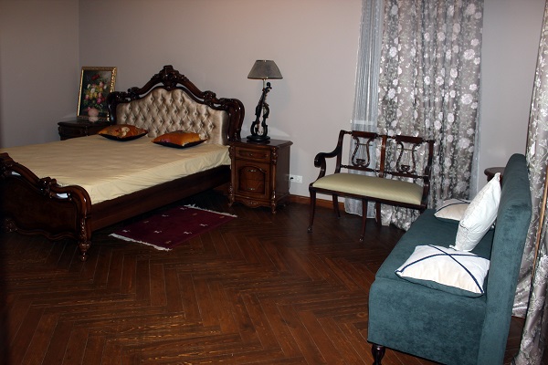 Комната для гостей  на втором этаже  дома  Yamontovo Villa