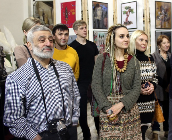 Художник искусствовед  Артем Киракосов (слева)  на открытии выставки  Махназ Жабри