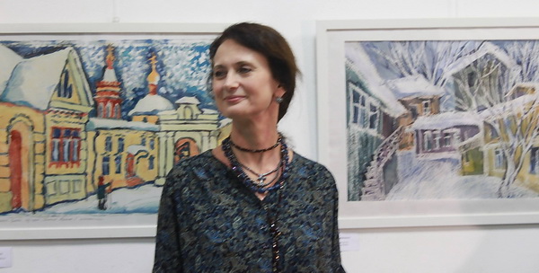 Художник Елена Ширенина на фоне своих работ