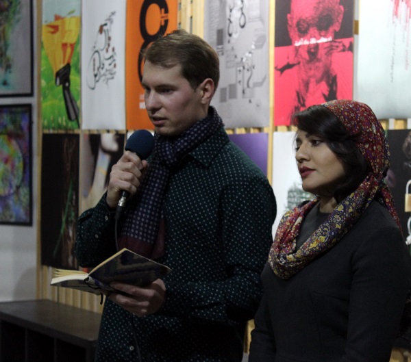 Махназ Жабри  привезла в Москву более пятидесяти работ, включая свои живописные полотана на уникальном материале -- аутентичном иранском бархате. Также в выставке представлены плакаты, иллюстрации, фотографии, графический дизайн, цифровое искусство