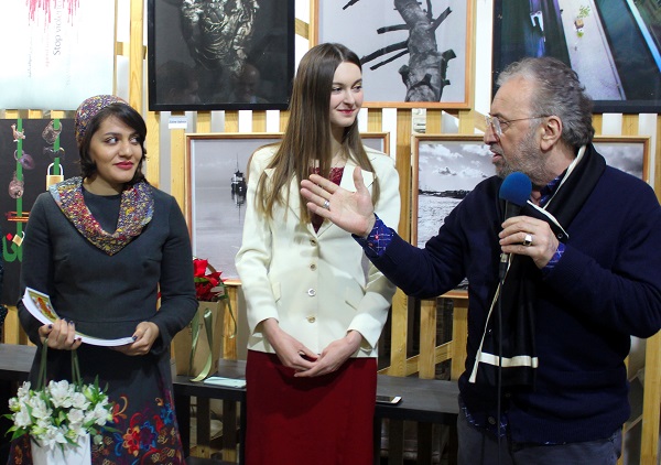 На открытии выставки художник Зураб Пачулия руководитель творческого объединения "Богема Мы Вместе"