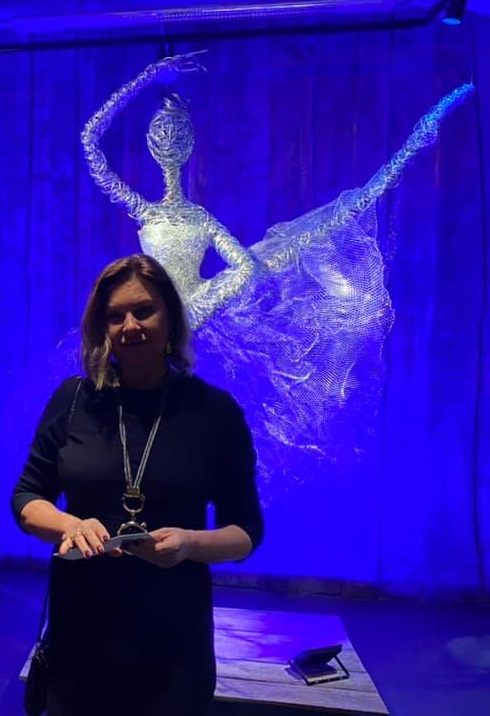 "Она танцует..." скульптор Татьяна Латынина автор  на фоне своей работы