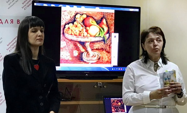 Мария Туманова (справа) и Любовь Новикова  соорганизаторы выставки