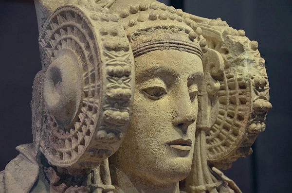 Дама из Эльче  скульптура, датируемая IV веком до н. э., представляет собой каменный бюст женщины, как считают многие исследователи, полихромный (многоцветный), в богатом уборе и с необычайно сложной причёской. 