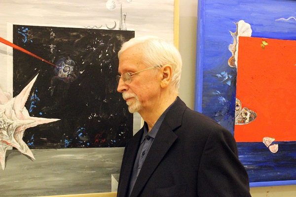 Виктор Федорович Орловский у своих картин  на выставке в ЦДА