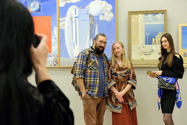 Фотосессии на фоне картин Виктора Орловского с гостями вернисажа